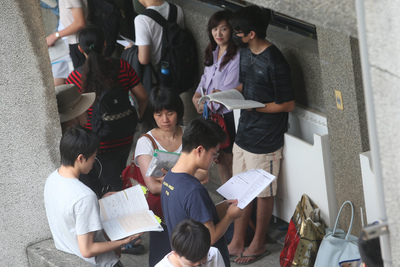 107學年度大學指考1日登場，首日考物理、化學、生物，學生在家長陪伴下溫習功課，做考前最後衝刺。 圖/中央社