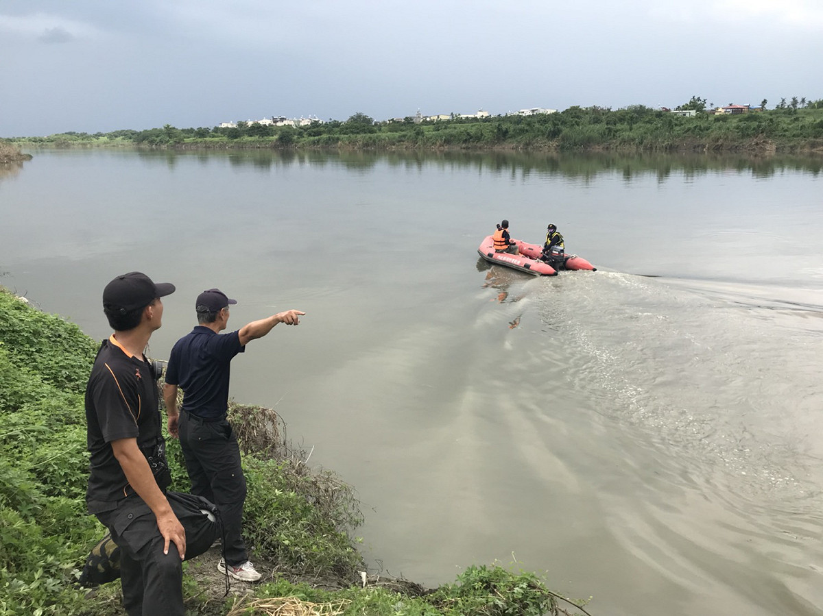 民眾協助消防隊搜救。 圖：翻攝網路