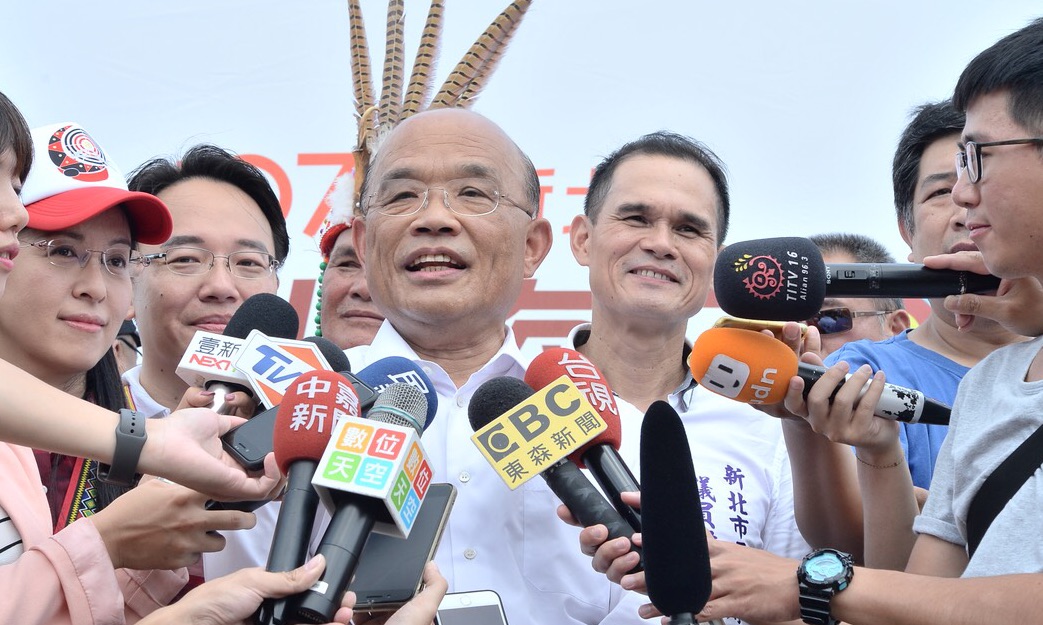 蘇貞昌說，侯友宜昨天記者會開完後，各界對文大宿舍質疑更多，而且「只看到侯副市長在生氣，很可惜」。 圖:蘇貞昌競選辦公室/提供