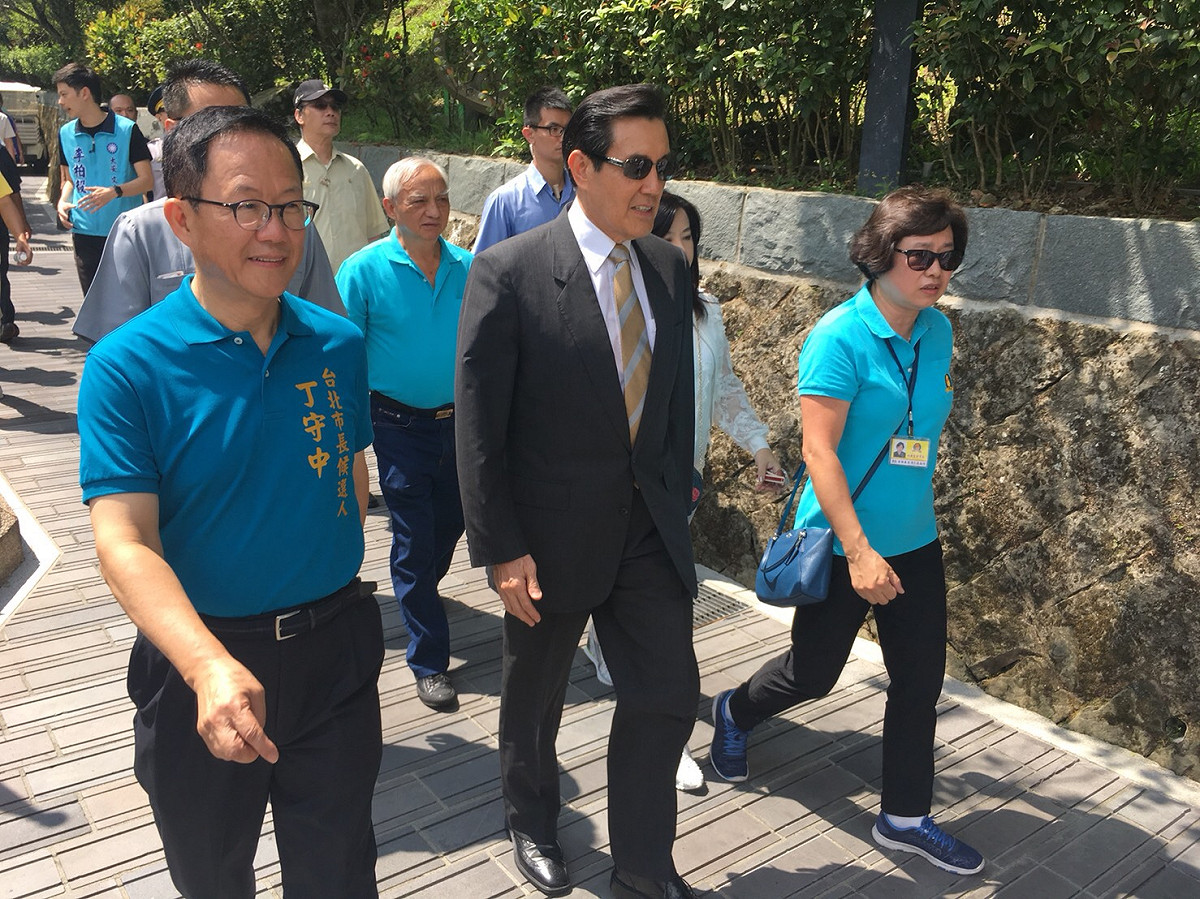 國民黨台北市長參選人丁守中陪同前總統馬英九進入指南宮慶典活動會場。 圖:丁守中競選辦公室/提供