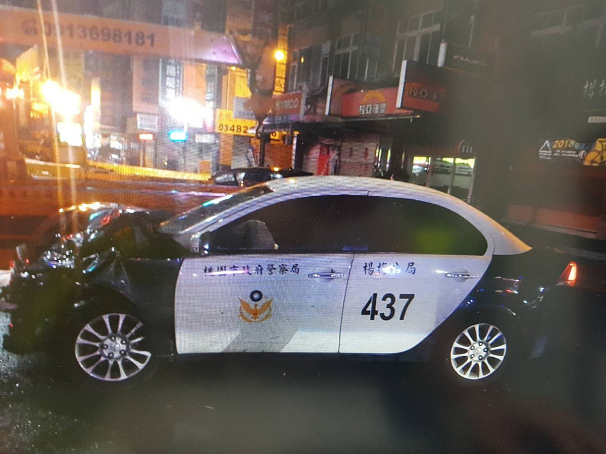 楊梅分局草湳派出所員警因開車趕赴報案現場闖紅燈，側撞自小客車造成客車駕駛傷重死亡。 圖:楊梅分局/提供