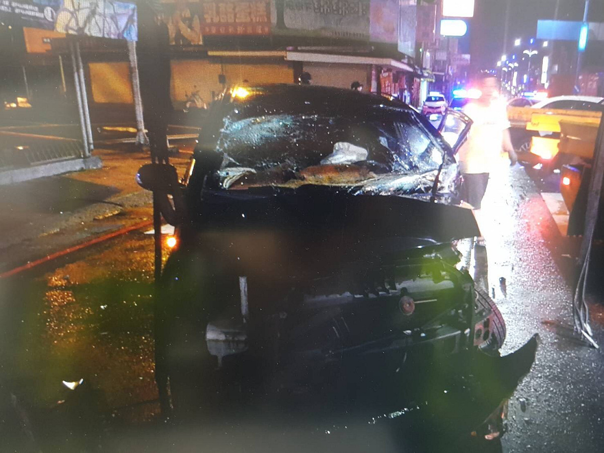 遭撞的自小客車車頭幾乎全毀，客車駕駛陳姓民眾經搶救仍因傷重死亡。 圖:楊梅分局/提供