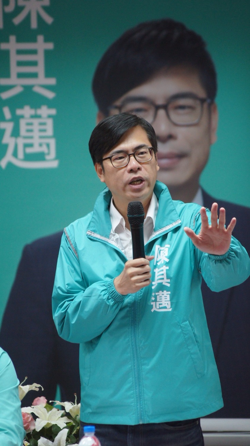 陳其邁回應鄉親的熱情強調，會以母雞帶小雞的精神，讓民進黨議會過半，延續優質市政建設，創造高雄成為「好生活、好賺錢」的所在。 圖：陳其邁辦公室/提供