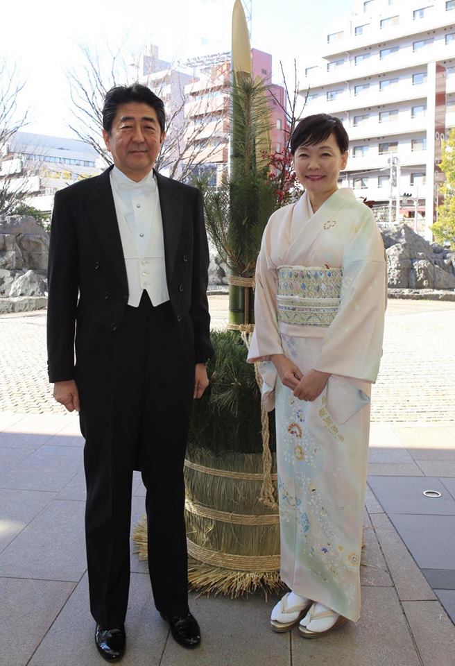 日本首相安倍晉三（左）與妻子也沒有生育，他強調生不生小孩屬於個人自決，外人不必置喙。 圖：翻攝安倍晉三臉書