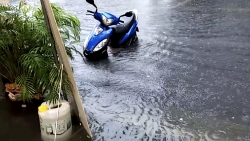 彰化員林醫院前水位極高，淹沒機車踏板。 圖：擷自臉書社團員林人大小事