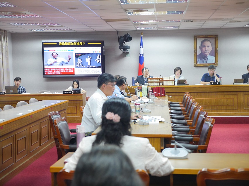 時代力量立委黃國昌今（2）天質詢時指出，目前教授擔任上市公司獨董，有非常高的比例都是「先上車再補票」。 圖：趙婉淳／攝