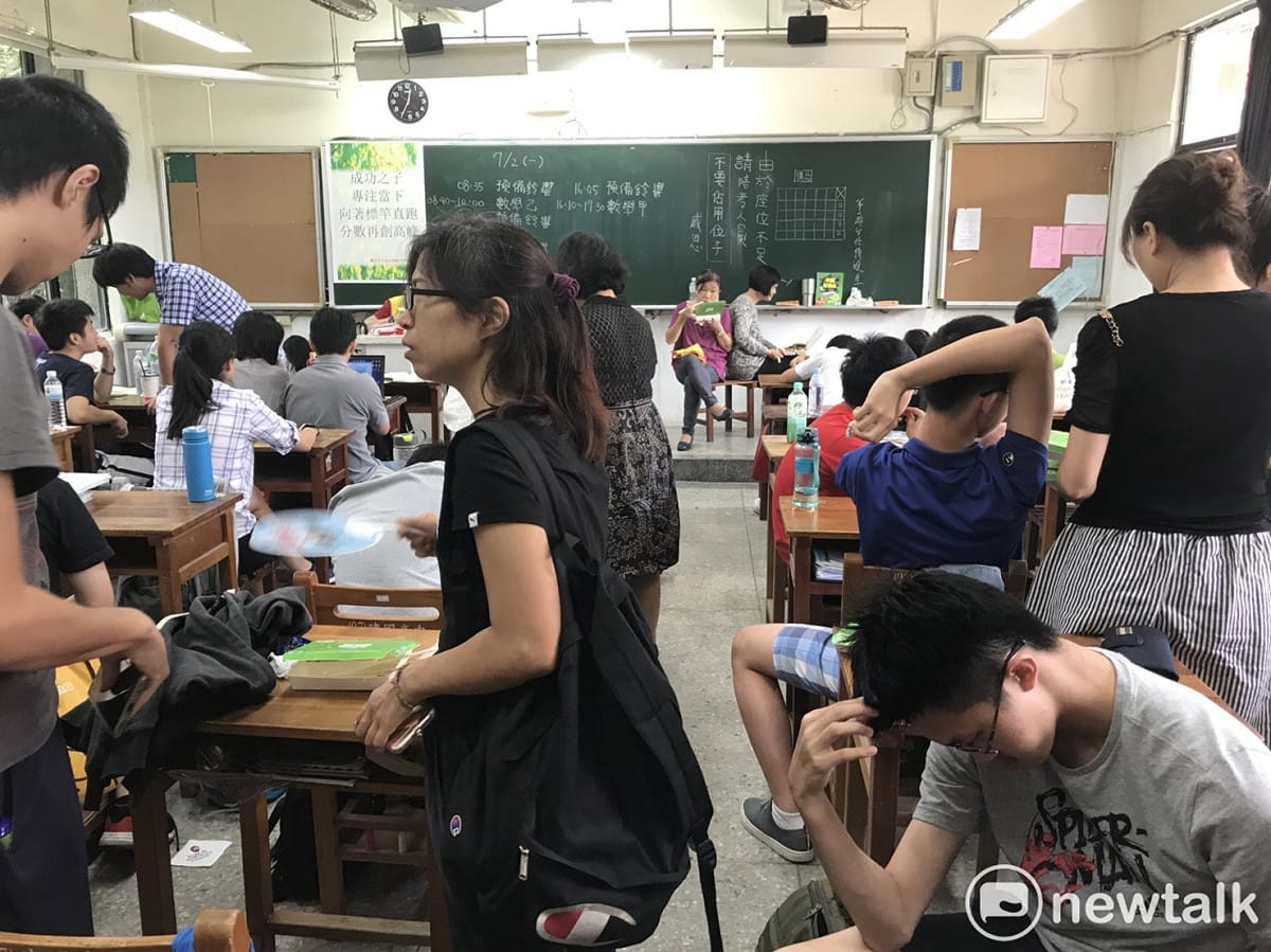 下午為國文考科，其考題難度增加與題目量增多，考驗學生的作題能力、速度，專家分析預估分數可能較往年低。 圖 : 聶良恩/攝