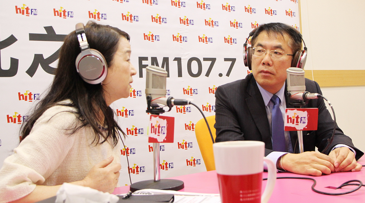 民進黨籍台南市長候選人黃偉哲(右)今接受周玉蔻訪問，談本次選舉的規劃及對手蘇煥智。 圖：《寇寇早餐》／提供