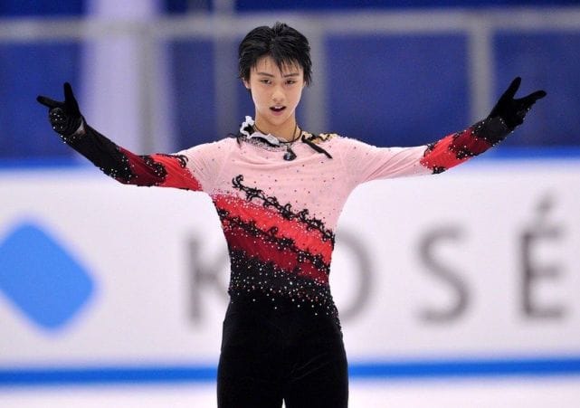日本滑冰王子羽生結弦2月為日本奪下平昌冬季奧運男子花式滑冰金牌，從日本首相安倍晉三手中接下國民榮譽獎殊榮，成為日本史上最年輕的獲獎人。 圖 : 翻攝自騰訊