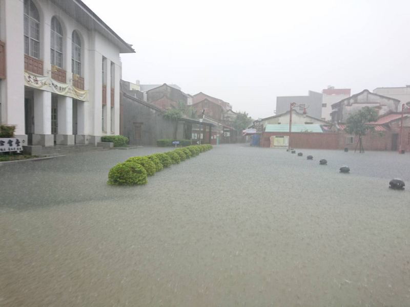 彰化縣鹿港鎮地勢低窪，2日因強降雨造成當地部分街道積水近膝，鹿港公會堂一帶積水情形嚴重，雖然抽水機全力運轉，但效果不大。 圖 : 王惠美服務處/提供