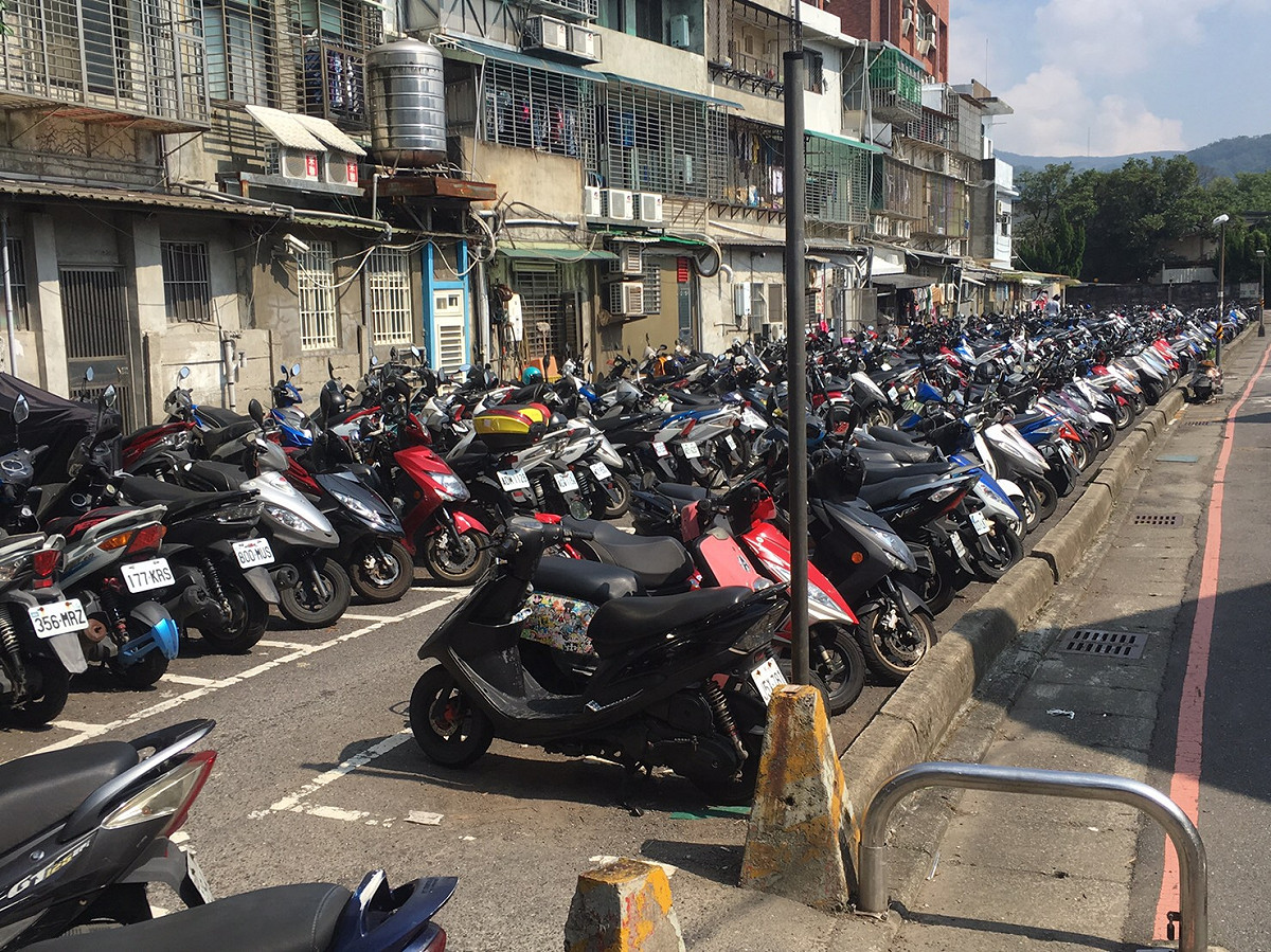 台中市政府為了鼓勵二行程機車退場，祭出優惠補助方案。 圖：蔡守康/攝