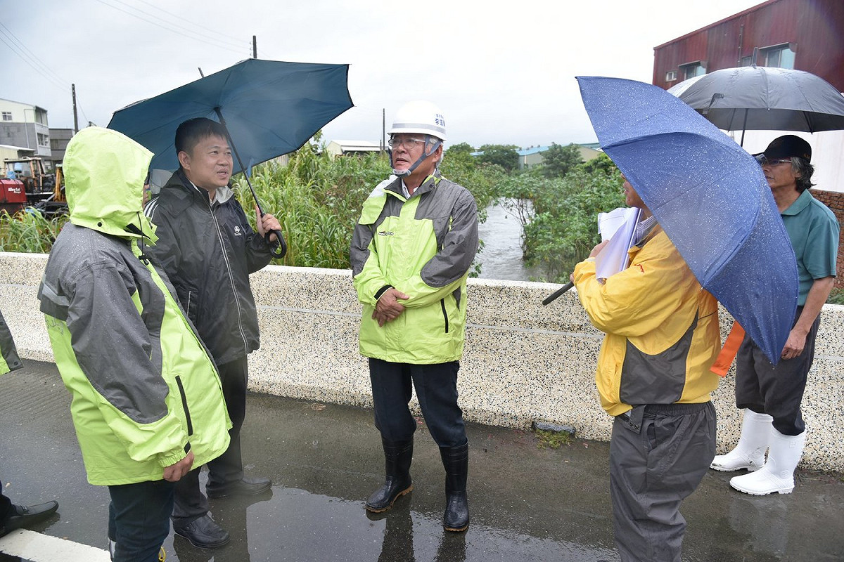 李進勇率縣府農業處長張鴻猷、水利處長許宏博到元長、土庫勘查花生災情。 圖：翻攝自李進勇臉書粉絲頁