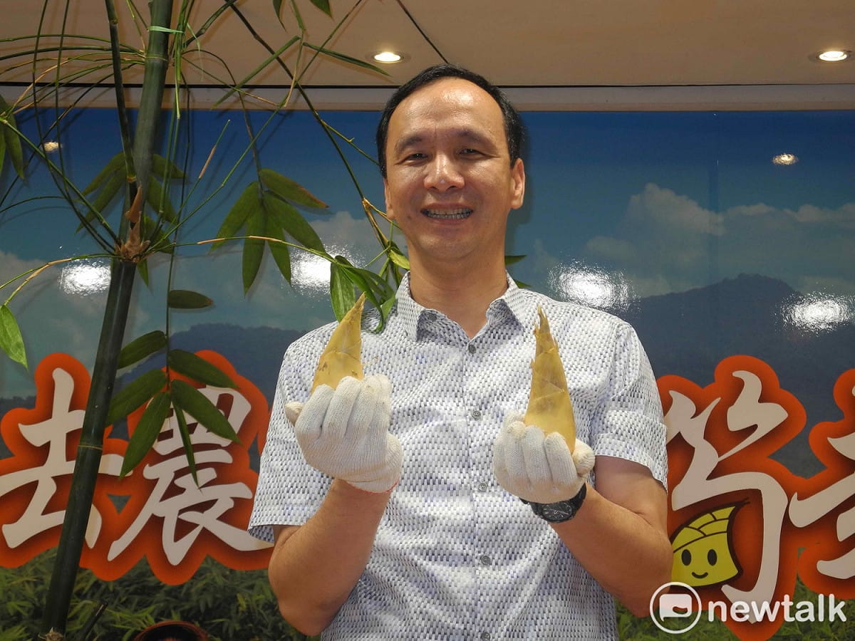 朱立倫連挖兩支綠竹筍，一臉得意。                                                       
 圖：王峻昌/攝