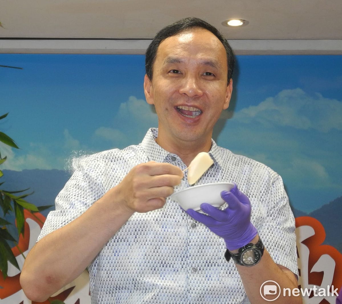 朱立倫在記者會吃親手作的冷筍沙拉，一臉滿足樣。 圖：王峻昌/攝