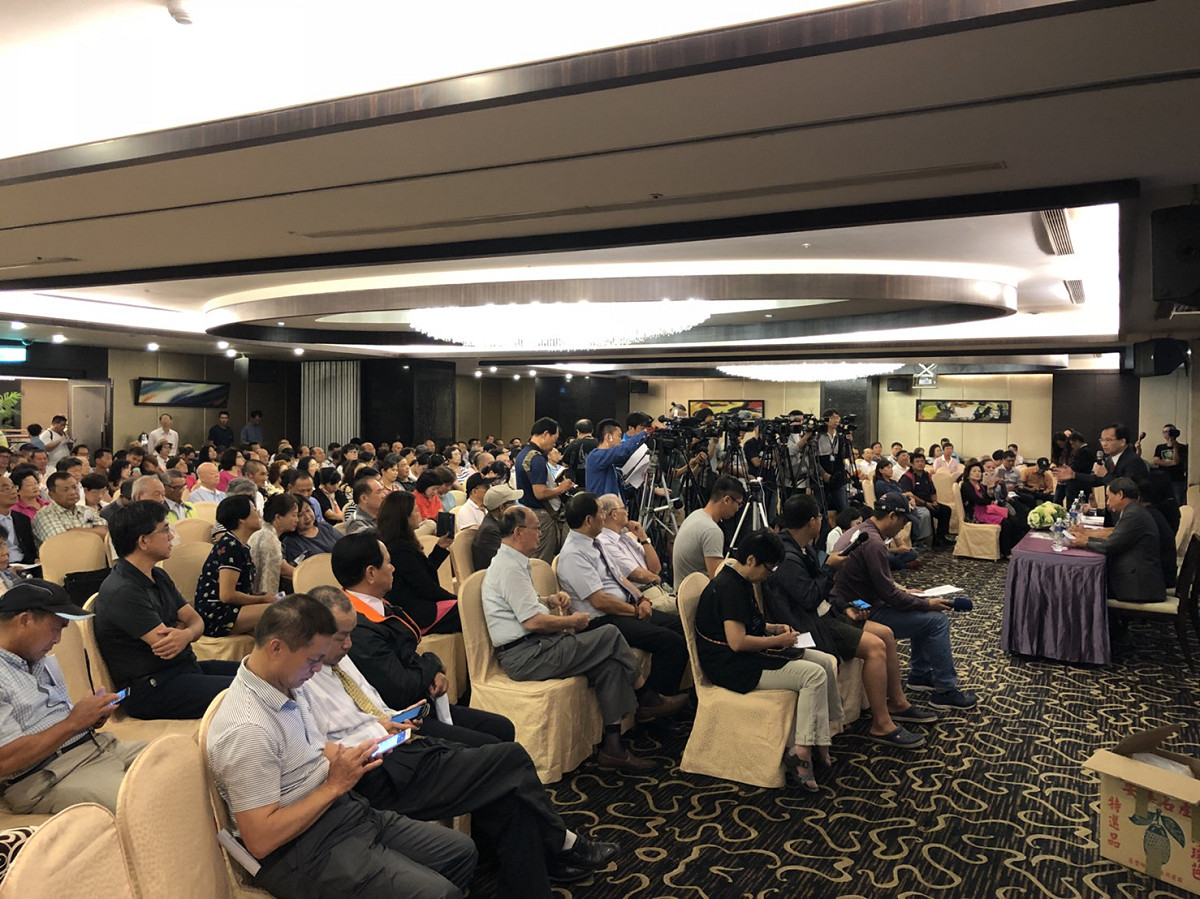蘇煥智在台南舉行記者會宣布以無黨籍身分投入下屆台南市長選舉，現場擠進數百位支持者相挺。 圖：黃博郎/攝