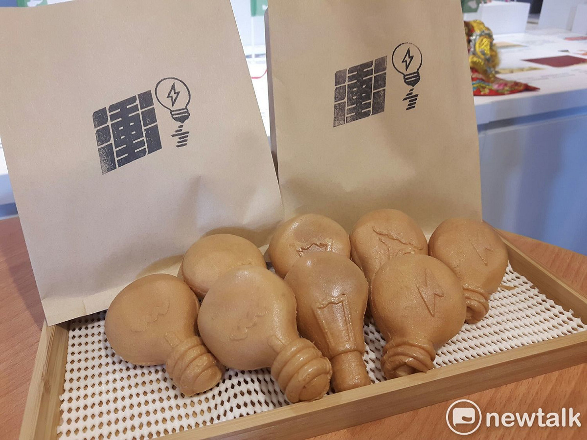 蘇貞昌還準備特製「電火球」造型雞蛋糕分送給媒體。 圖：林昀真／攝
