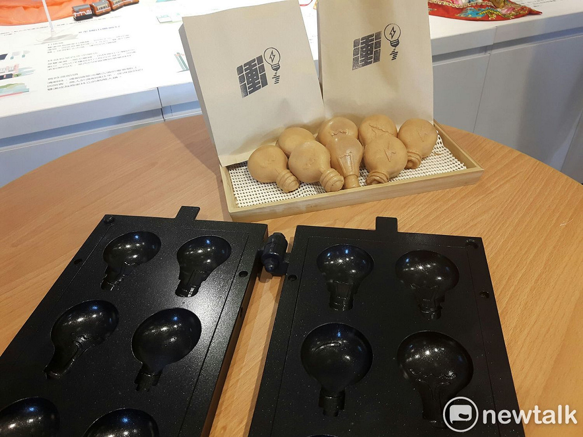 蘇貞昌還準備特製「電火球」造型雞蛋糕分送給媒體。 圖：林昀真／攝