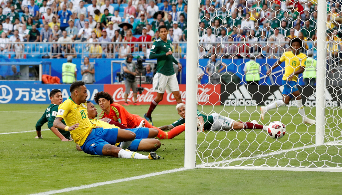 比賽進到下半場，巴西攻勢更加積極，內馬爾（Neymar）一次推進後將球後送，自己則在無球狀態下往禁區衝刺，靠著威廉（Willian）一個橫傳吊中，搶進到門前的內馬爾順勢往前一送，球在比賽第51分鐘應聲破網，也讓巴西取得1球領先。 圖：達志影像/路透社
