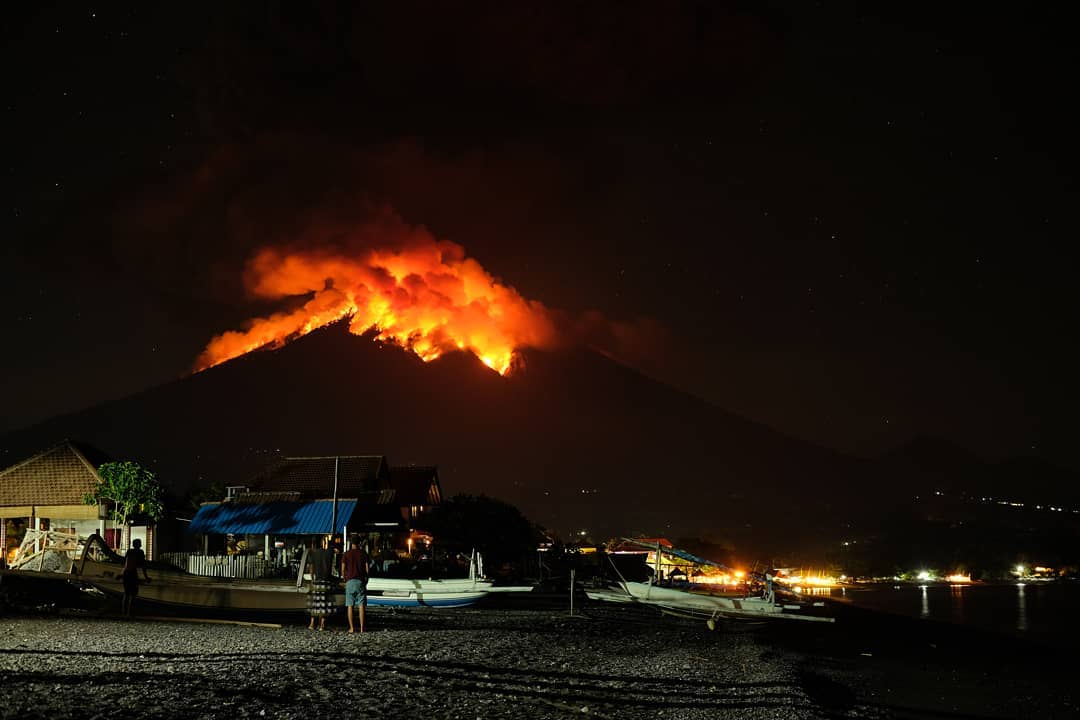 峇里島阿貢火山岩漿四溢，點燃不少處的山林火災。 圖：翻攝Shérine推特