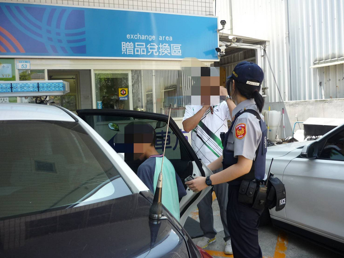 患有妥瑞症學童因突然發病，臉色發白倒坐在加油站內被員工發現報警，轄區警方到場協助。 圖:平鎮分局北勢派出所/提供