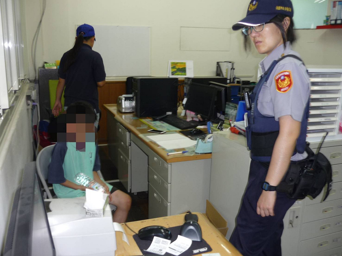 平鎮北勢所員警將小男童帶回所內休息並通知其家屬。 圖:平鎮分局北勢派出所/提供