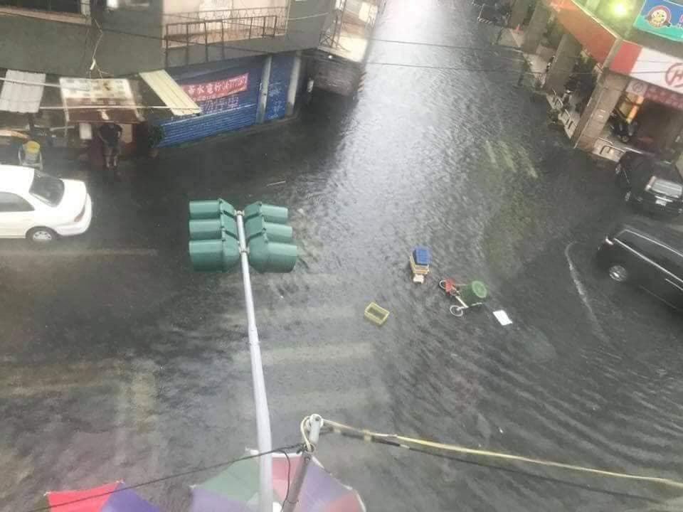 豪雨成災，雜物四處漂流，造成交通不便。 圖：翻攝爆料公社