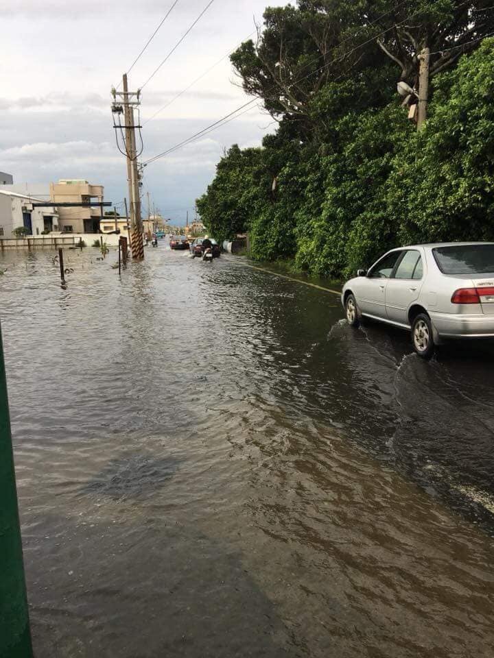 各處道路淹水，不易於行，車輛只能慢速通過路口。 圖：翻攝爆料公社