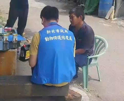 動保人員訪視農戶並宣導口蹄疫疫苗停止施打措施。 圖：新北市政府／提供