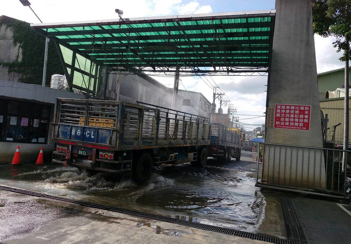 運輸車必須配合在離場前進行全面性的消毒。 圖：新北市政府／提供