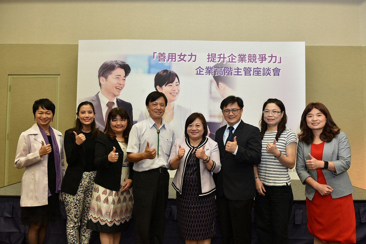 勞動部勞動力發展署副署長施貞仰與座談貴賓合影。 圖：勞動部勞動力發展署/提供