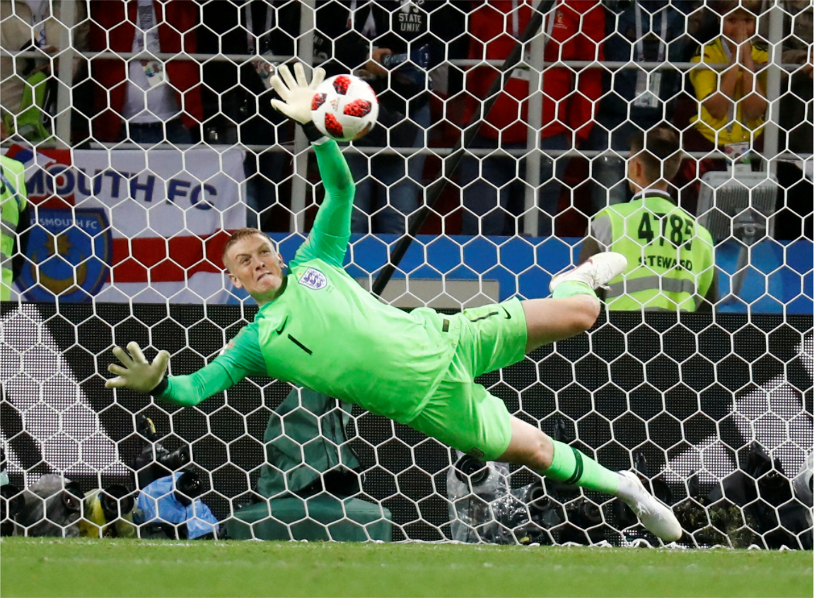 延長賽兩邊同樣沒得分，進入12碼PK戰後，英格蘭門將皮克福德（Jordan Pickford，如圖）擋下險球，迪亞（Eric Dier）踢進致勝分，以4比3在PK戰中勝出。 圖：達志影像/路透社