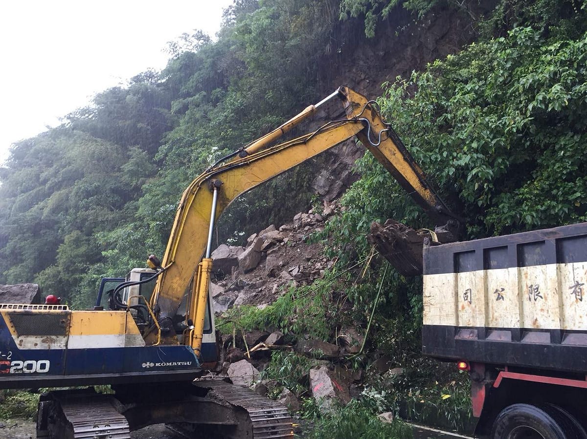 豪雨加上地震，阿里山公路石桌附近4日發生邊坡坍方，公路總局立即派人員及機具搶修。 圖：公路總局/提供