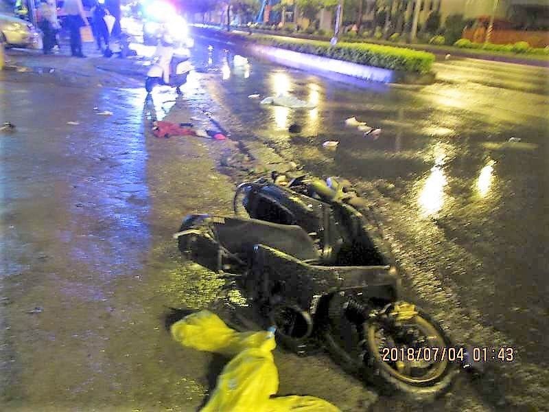 一對情侶凌晨騎機車雙載，疑似打滑失控往右偏，造成1死1傷。 圖：高雄市警察局/提供