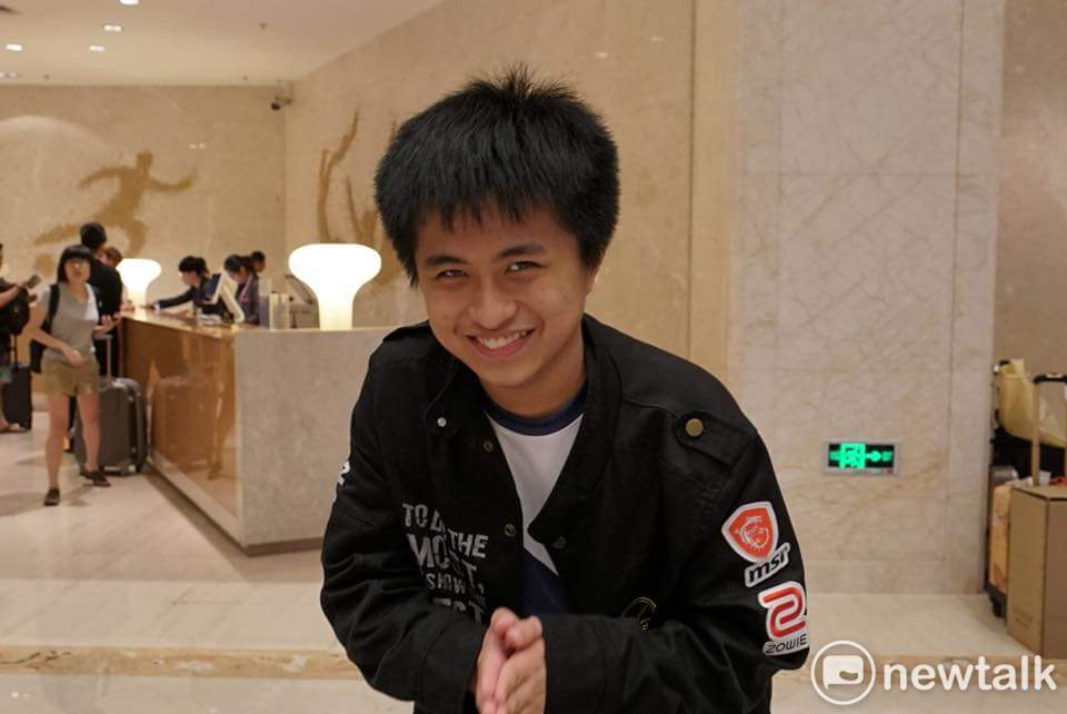 上路選手Hanabi搞笑以泰國打招呼的方式問好。 圖：閃電狼粉絲後援會
