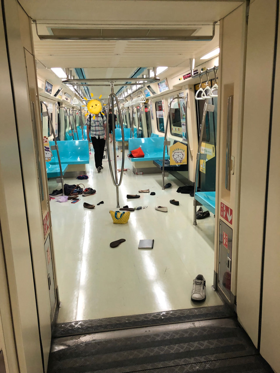 今(4)日早上北捷乘客受到老鼠驚嚇逃竄，遺留滿地鞋子。 圖：翻攝PTT