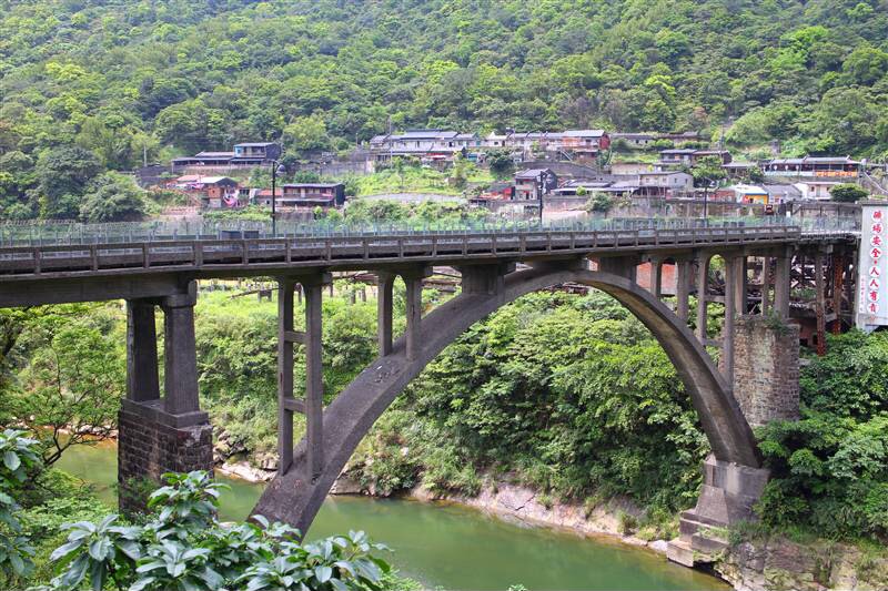 有53年歷史圓拱造型「運煤橋」，也是鐵道文化之旅的景點之一。 圖：新北市政府提供