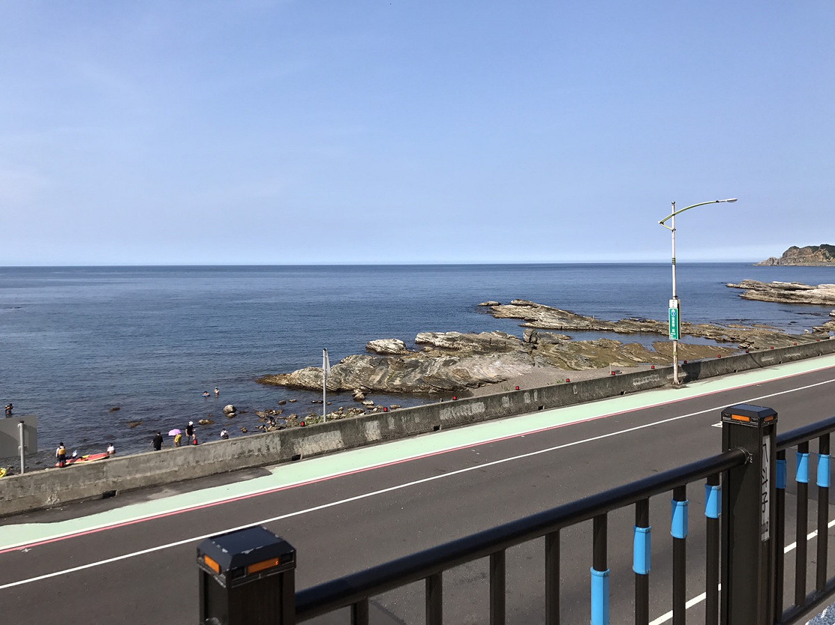 無敵魅力海景的「八斗子火車站」打卡，感受夏日北海岸的沁涼！ 圖：新北市政府提供