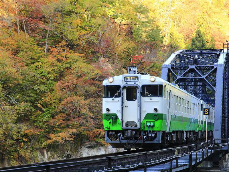 搭乘「只見線鐵道」被公認是日本最夢幻的秘境鐵道，特別是秋冬之際風景更令人驚豔，曾獲「紅葉美景鐵道」第1名、「最美雪景地方鐵道」第3名的殊榮。 圖：易遊網提供