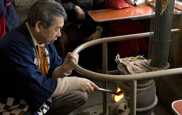 因日劇「小海女」的取景地而聲名大噪的「三陸鐵道」，每到冬季，就會推出季節限定的「座敷列車」，客廳式的車廂設計，讓乘客可以一起聚集在暖桌聊天。 圖：易遊網提供