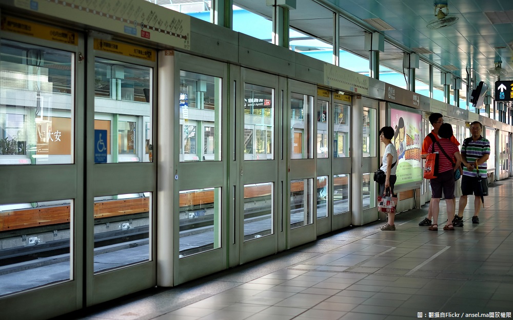 台北捷運公司表示，今(4)日早上9時4分，大安站往象山站方向1部列車疑似有老鼠，行控中心立即請車上約700位旅客下車改搭下一班車，目前已恢復正常運作。 圖：翻攝自Flickr／ansel.ma開放權限