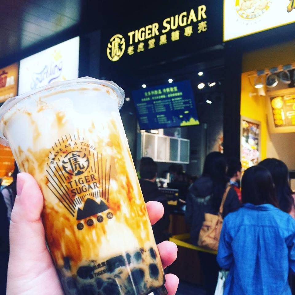 老虎堂近日被爆料並非使用宣稱的手炒黑糖。 圖：翻攝老虎堂Tigersugar臉書