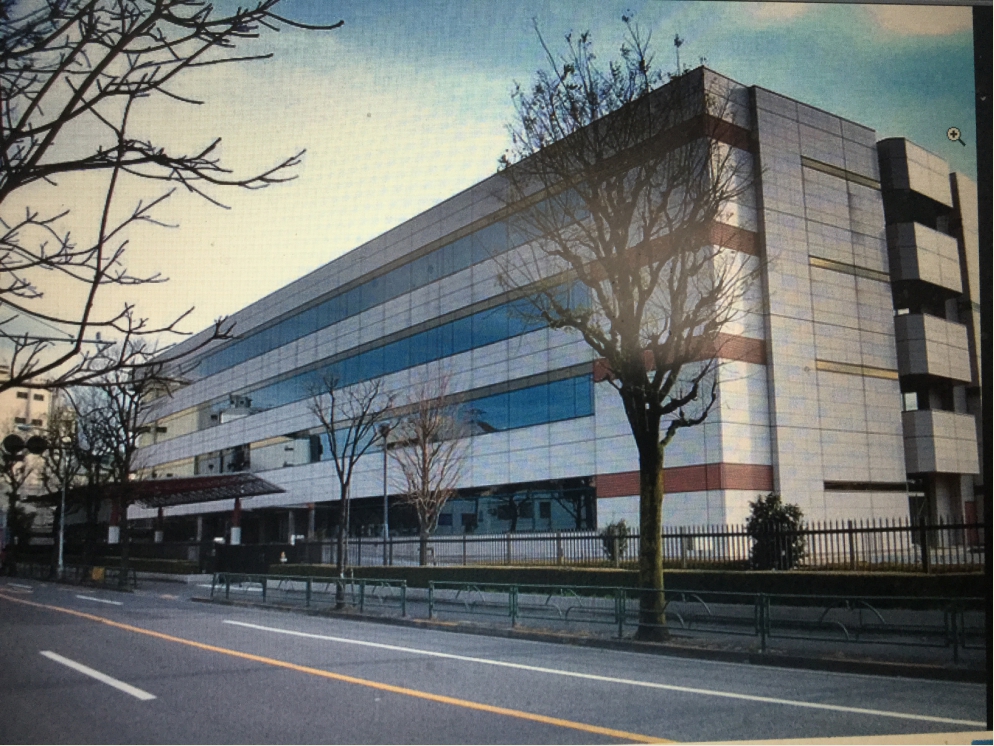 日本年金機構是員工人數多達二萬人的超巨大機構，屢屢發生紕漏，若非業者內部告發，或許轉包中國的大疏失也未必會公諸於世。 圖：翻拍自日文維基檔案照片