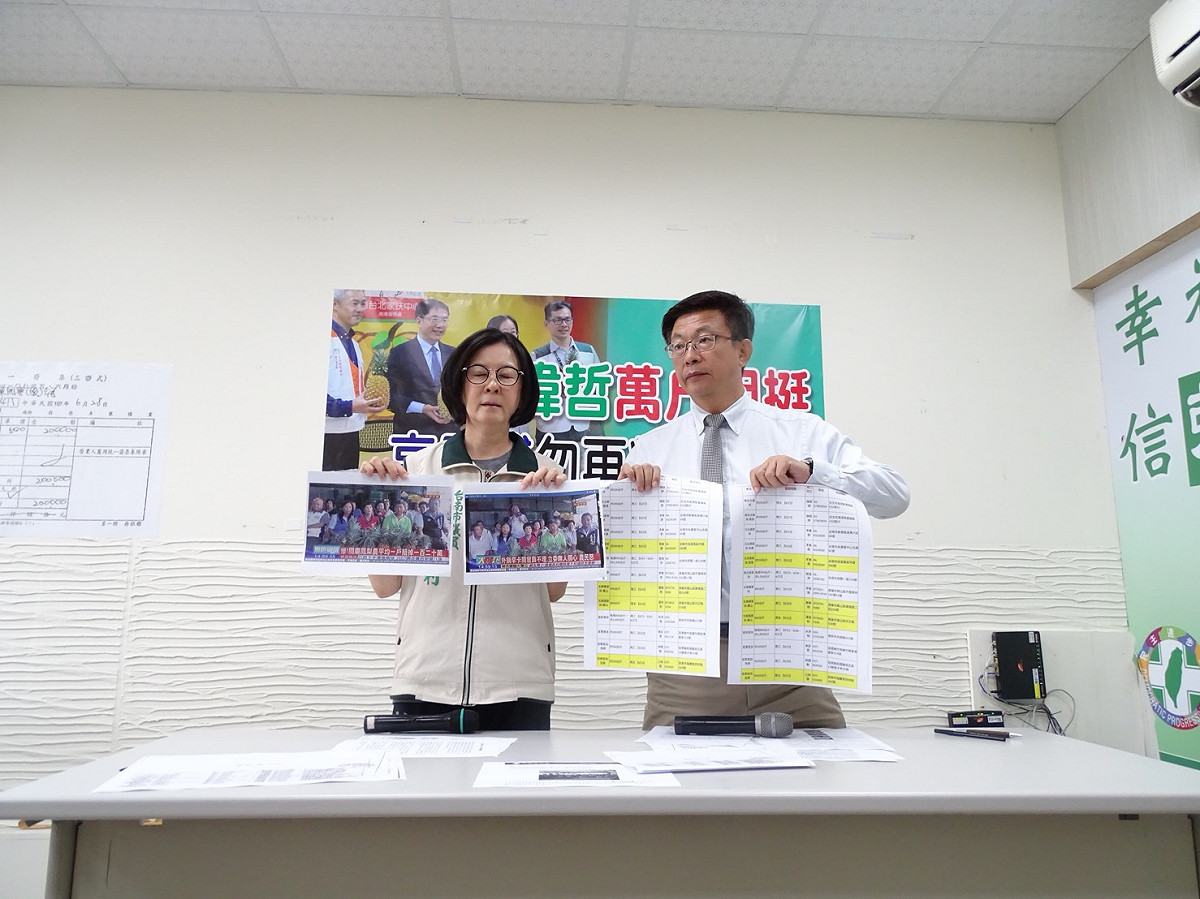 針對高思博陣營對政府和黃偉哲的質疑，黃偉哲競選總部發言人邱莉莉及郭國文提出三點聲明反擊。 圖：黃博郎/攝