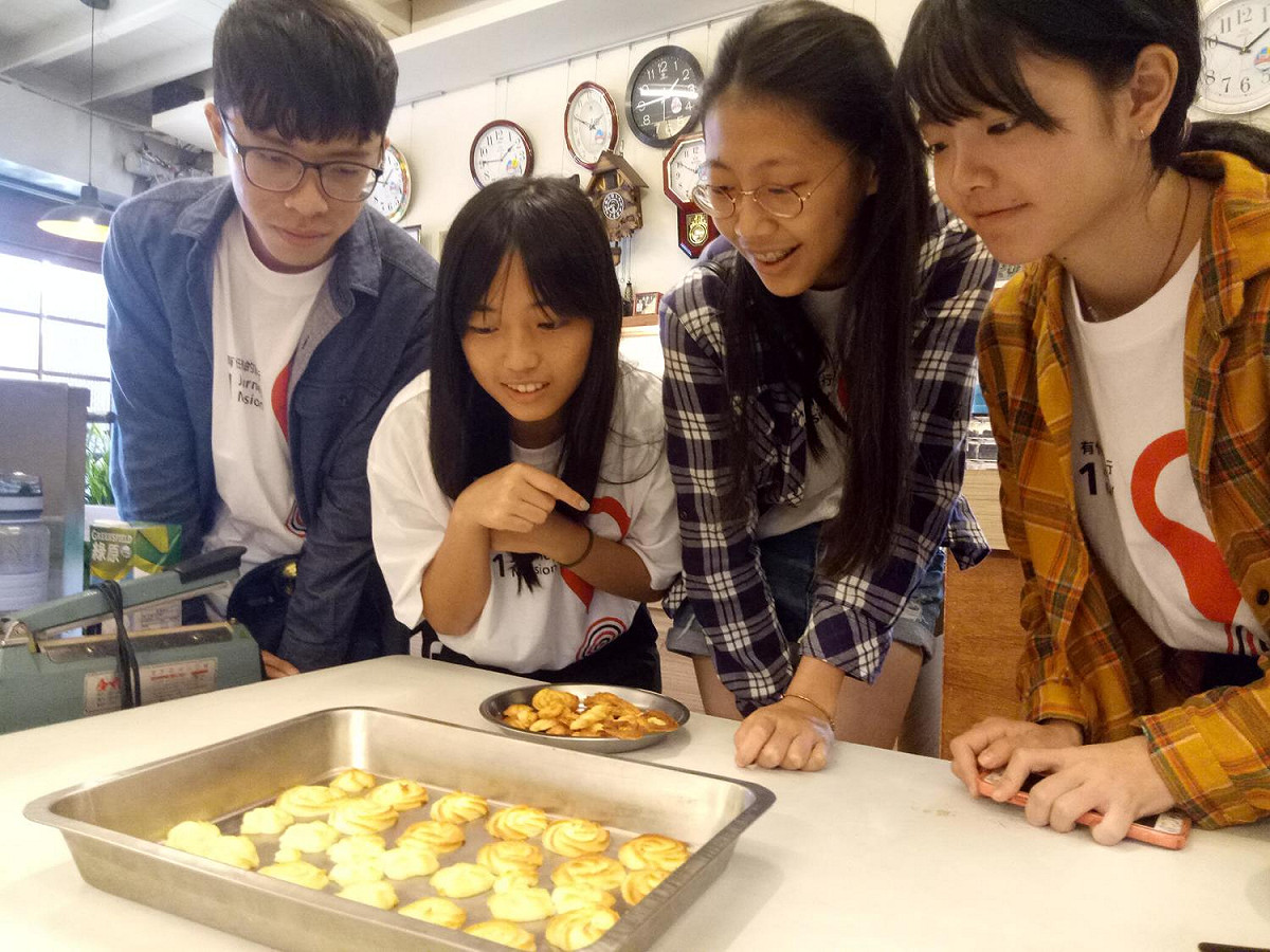 學生第一次親自動手做出好吃的餅乾。 圖：回鄉米