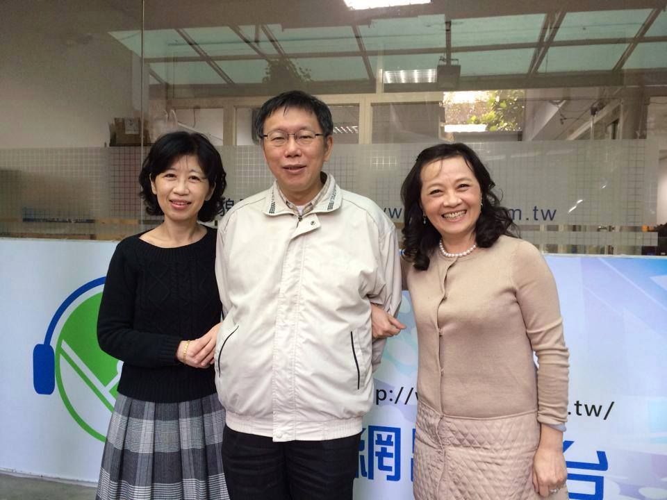 台北電台節目主持人朱蕙蓉（右）與台北市長柯文哲（中），柯妻陳佩琪（左）交情好。 圖：翻攝朱蕙蓉臉書