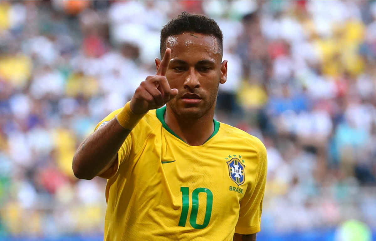 內馬爾（Neymar）：賽前與老爸一起祈禱求勝，觸摸球場。 圖：達志影像/路透社