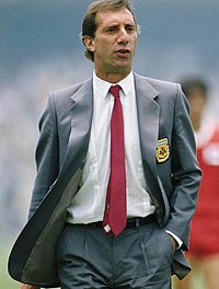 比拉爾多（Carlos Bilardo）：嚴禁阿根廷球員吃雞，賽前互相借用牙膏。 圖：翻攝自維基百科