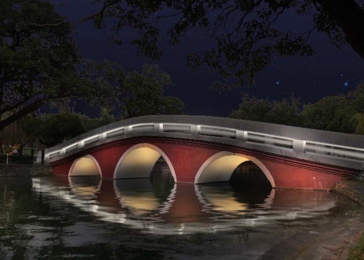 中式磚造拱型的「中正橋」，則設計將原本圓形燈具拆除，於結構內安裝銘黃色線條燈，而拱橋的兩岸一邊安裝兩顆投射燈，每個柱側邊裝設一顆踢腳燈，同樣橋底中央安裝投光燈，整體凸顯橋身美感與流線感。 圖：台中市政府提供