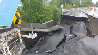 台28線24K附近因連日豪雨造成路面崩塌。 圖：公路總局提供