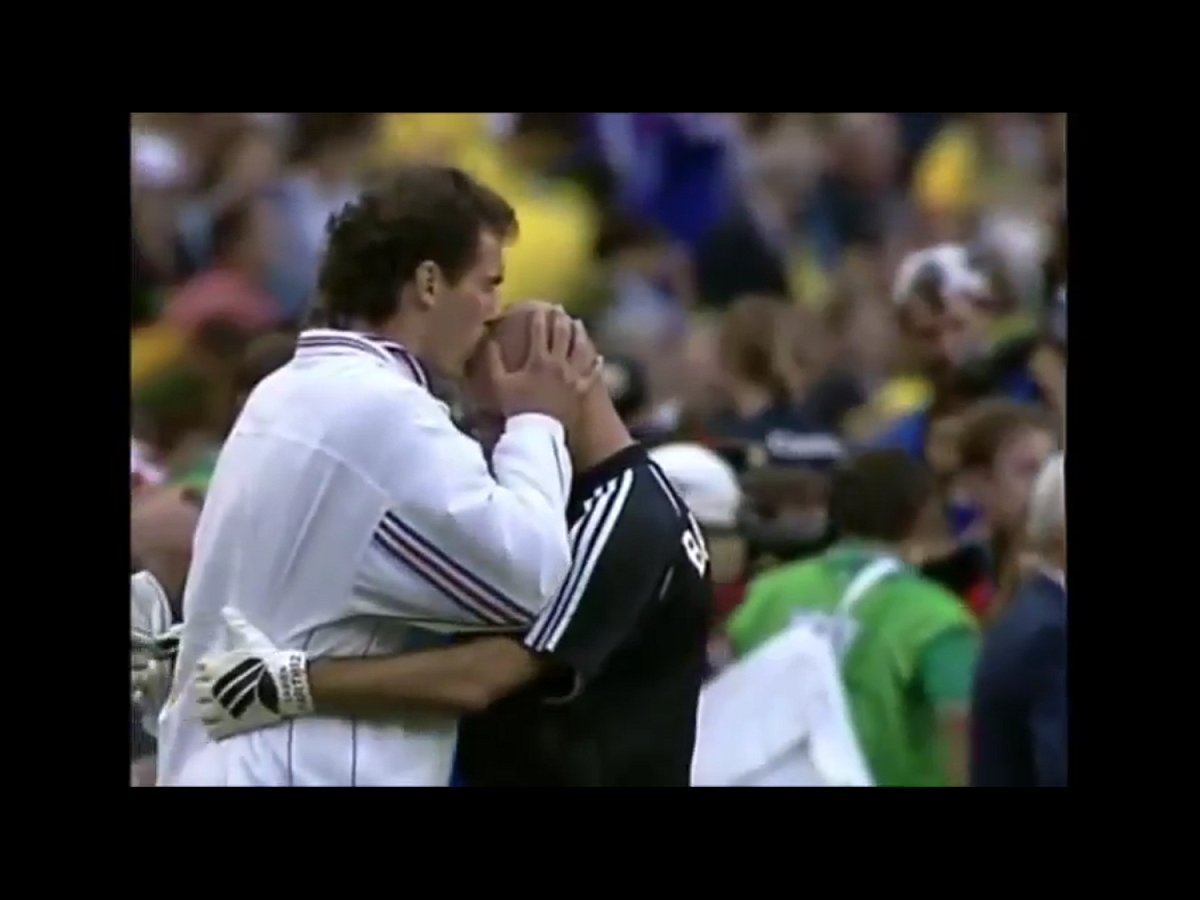 布蘭科（Laurent Robert Blanc，左）和巴特斯（Fabien Alain Barthez，右）：法國隊長的光頭之吻。 圖：翻攝自維基百科